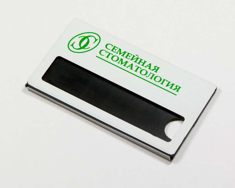 Бейдж с Окном для Сменной Информации / Металлизированный пластик / УФ Печать / Булавка