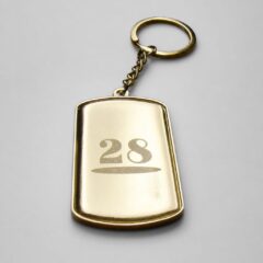 Металлический брелок-жетон без нанесения с цифрой 28