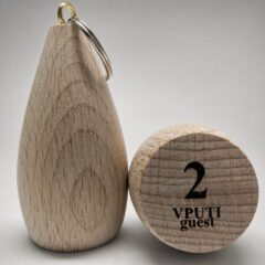 Деревянный брелок для ключей гостиницы VPUTI Guest, форма груши (бочонок)