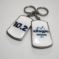 Металлический брелок для ключей отеля «Квадро». Заливка смолой