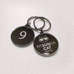 Металлический брелок для ключей отеля Pitsunda Cat Hotel, номер 9 и логотип с котом